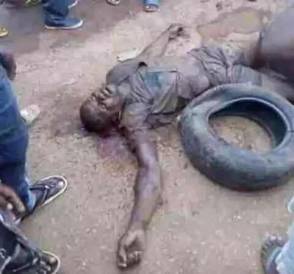 Notorious Phone Snatcher Beaten to A Pulp By Angry Mob In Bayelsa (Photo)